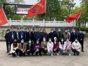 兴建职工春日踏青义务捡垃圾