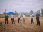 平顶山市住建局副局长张书芳、三级调研员程德强组织相关部门到经九路协调进场施工等相关事宜