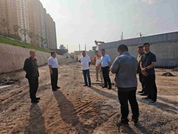 平顶山市住建局局长杨洪涛一行实地督导稻香路南段项目建设